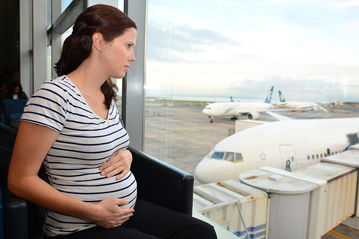 беременная в аэропорту