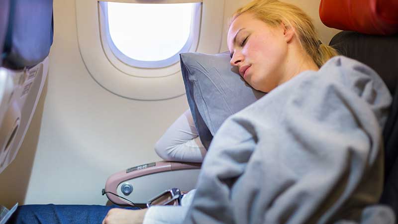 девушка спит в самолете