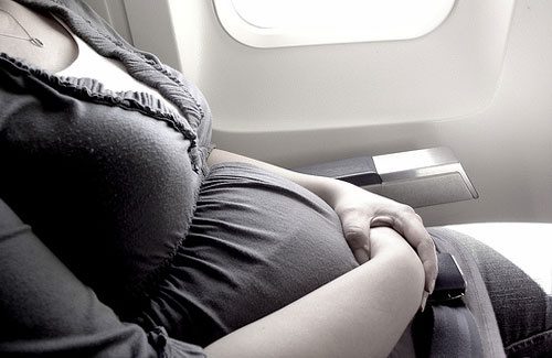 беременная женщина в самолете