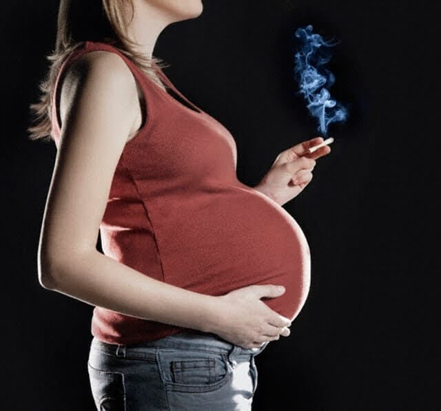 беременная с сигаретой