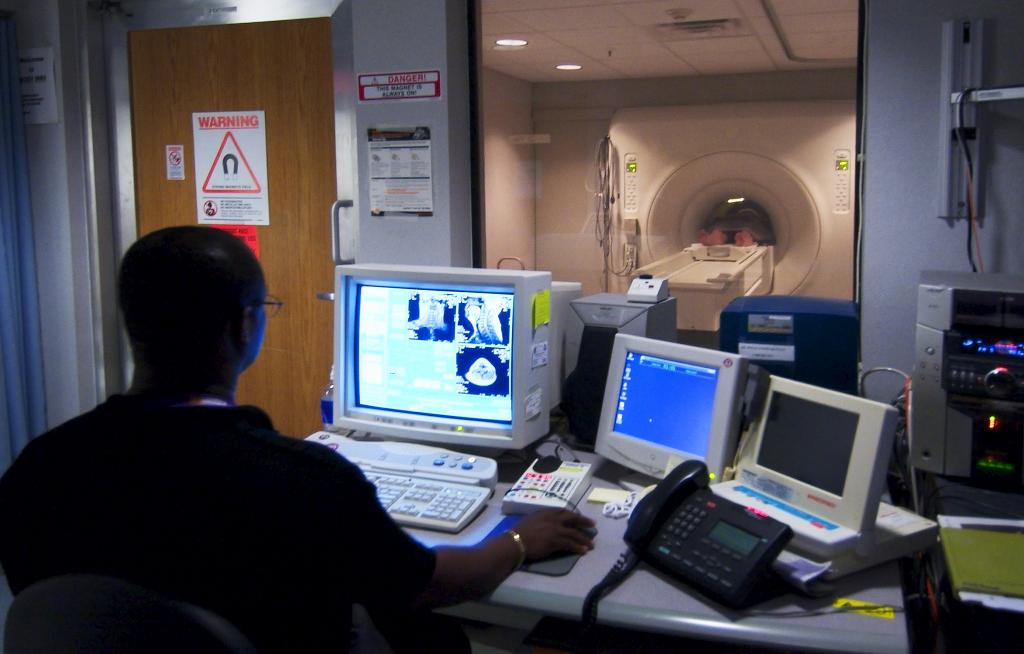 Подготовка к МРТ позвоночника: как подготовиться, показания к проведению процедуры