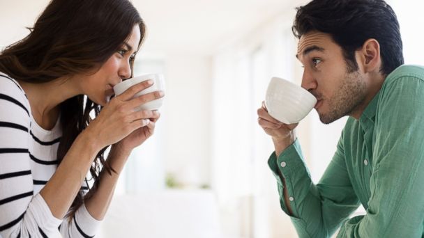 парень и девушка пьют чай
