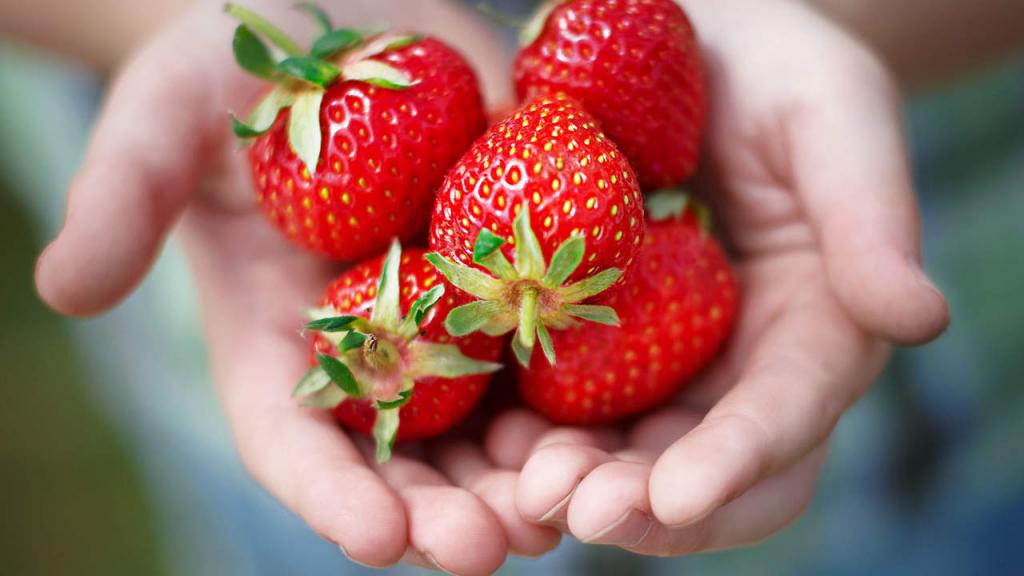 What are the vitamins in strawberries