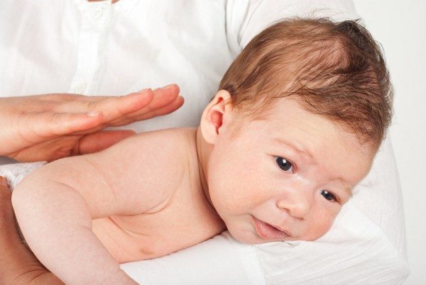 Ребенок срыгивает после кормления грудным молоком