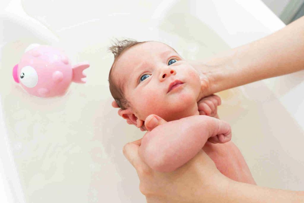 Сколько кипятить воду для купания новорожденного