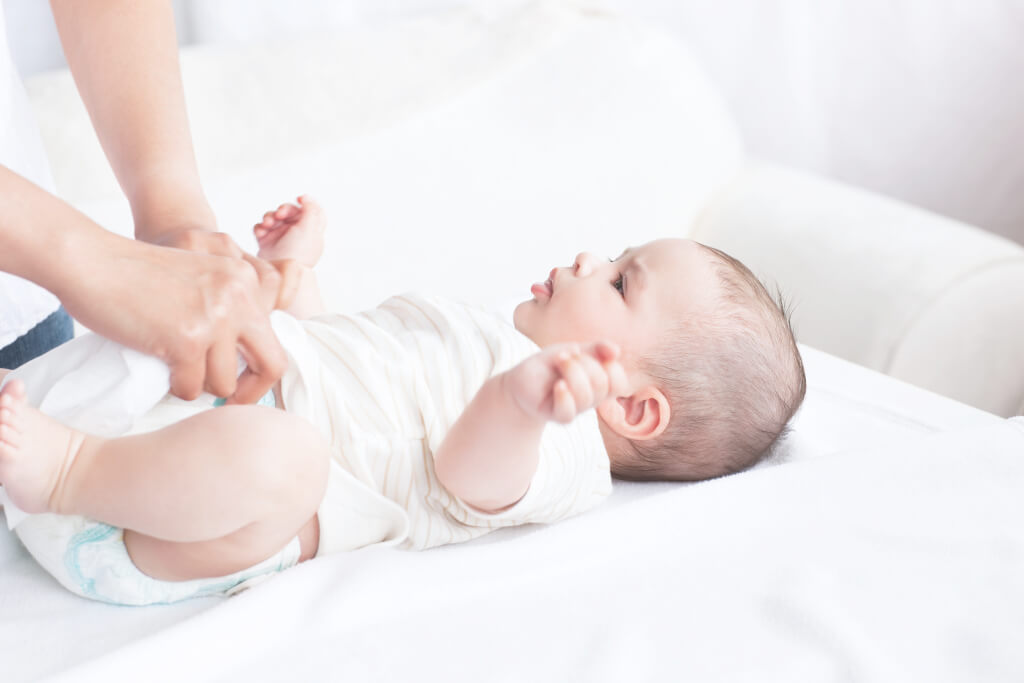 How to keep a newborn when washing a photo