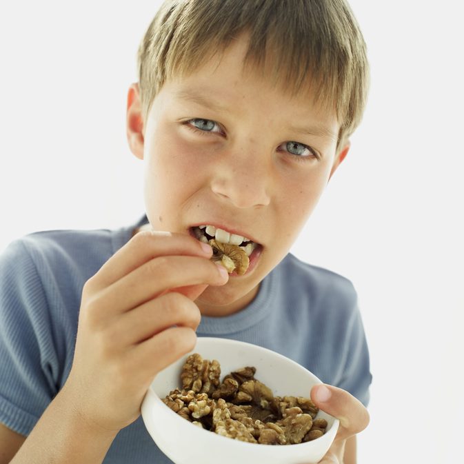Мужик ест ребенка. Орех для детей. Мальчик с орехами. Парень ест орешки. Кушает орехи.