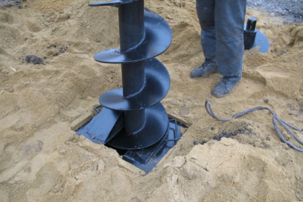 Manual well drilling