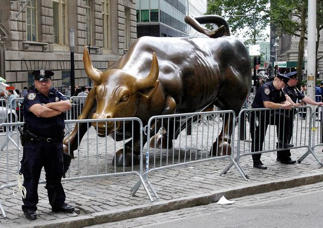 грозный символ Нью-Йоркской биржи