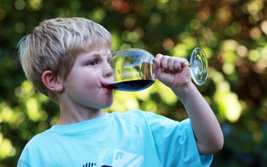 мальчик пьет вино