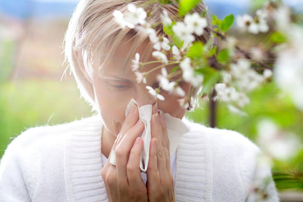 Женщина страдает от аллергии
