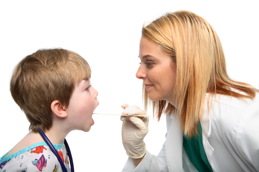 Исследование больного горла ребенка