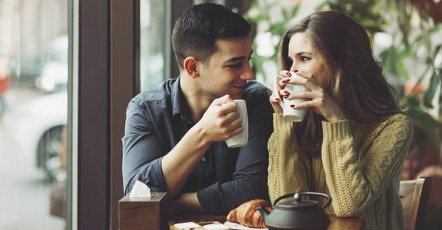 Мужчина и женщина пьют кофе