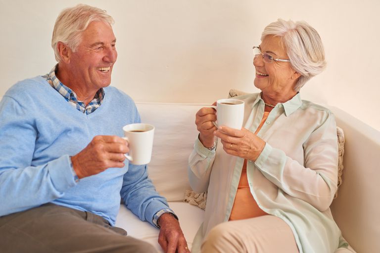 Пожилые люди пьют чай