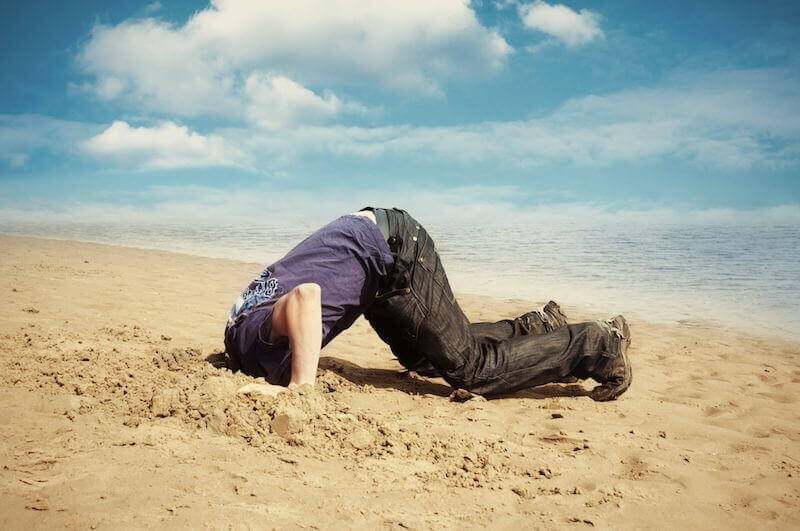 Мужчина спрятал голову в песок
