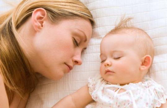 ребенок спит с мамой как отучить