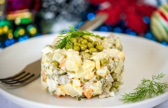 В чем разница между салатом Москва и салатом оливье и Почему салат оливье называют зимним, потому что это Новый год?