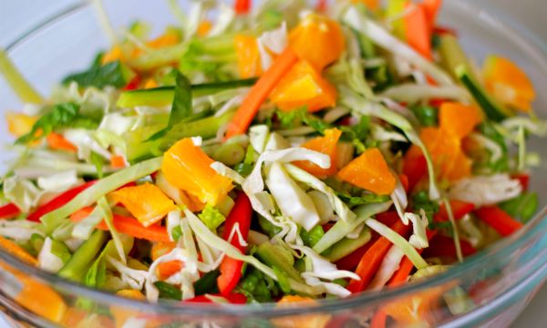 Мясной китайский салат с овощами