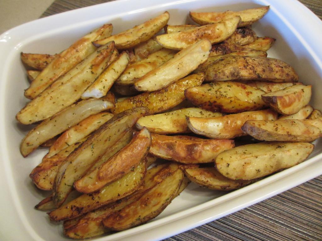 Печеные дольки. Картофель дольками в духовке. Картошка ломтиками в духовке. Картофельные дольки запеченные в духовке. Запеченный картофель ломтиками.