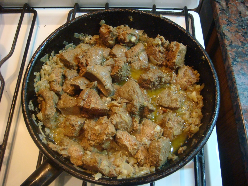 Процесс жарки печени с овощами