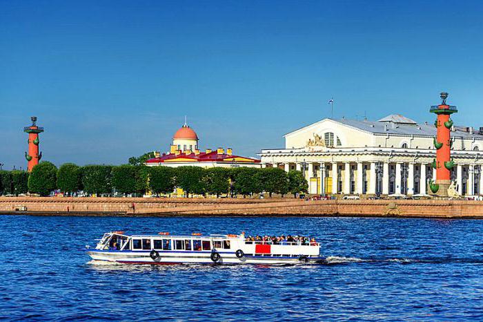 теплоход по рекам и каналам Санкт-Петербурга