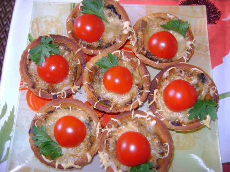 тарталетки с грибами и помидорами