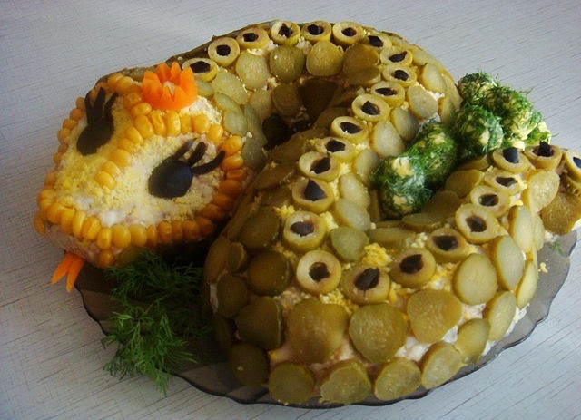 салат змейка, декорированный огурцом