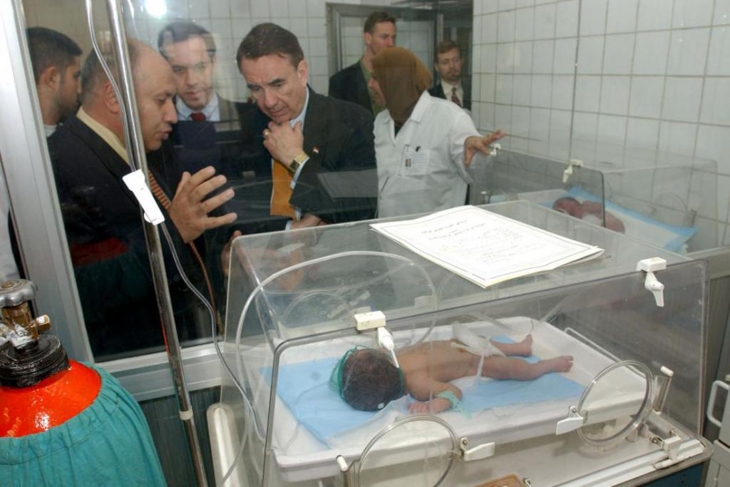 Новорожденный ребенок в специальной камере, которая защищает его от инфекций и других негативных факторов