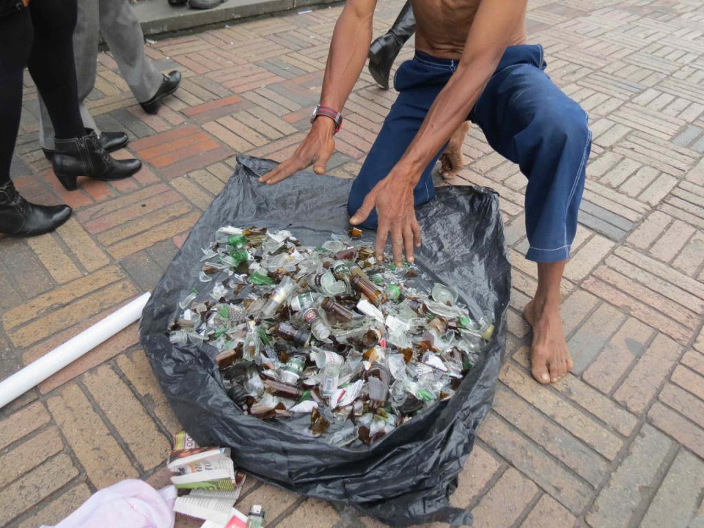 Человек собирает мусор