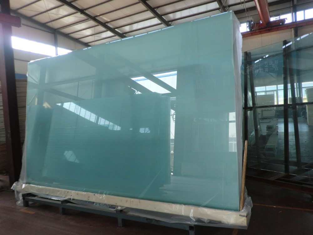 Большое стекло, изготовленное на заводе