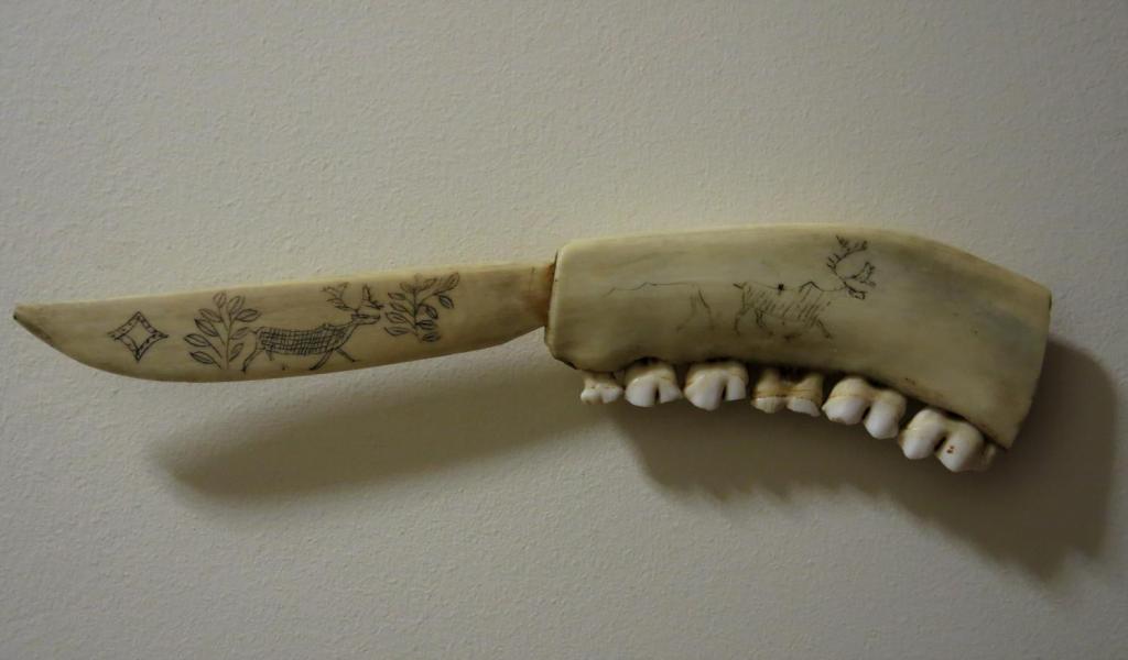 Нож украшенный зубами животного