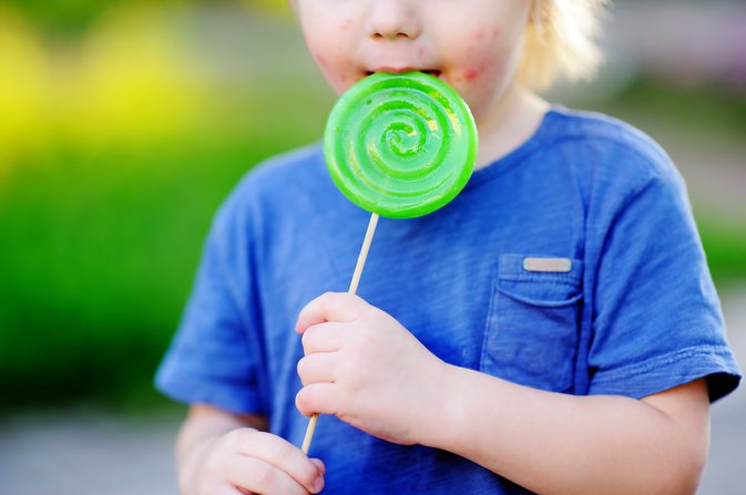 ребенок ест сладости