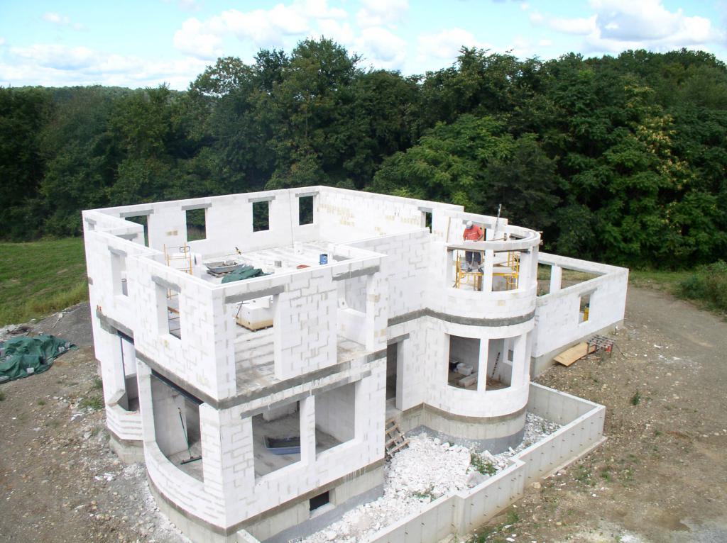 двухэтажный дом строится
