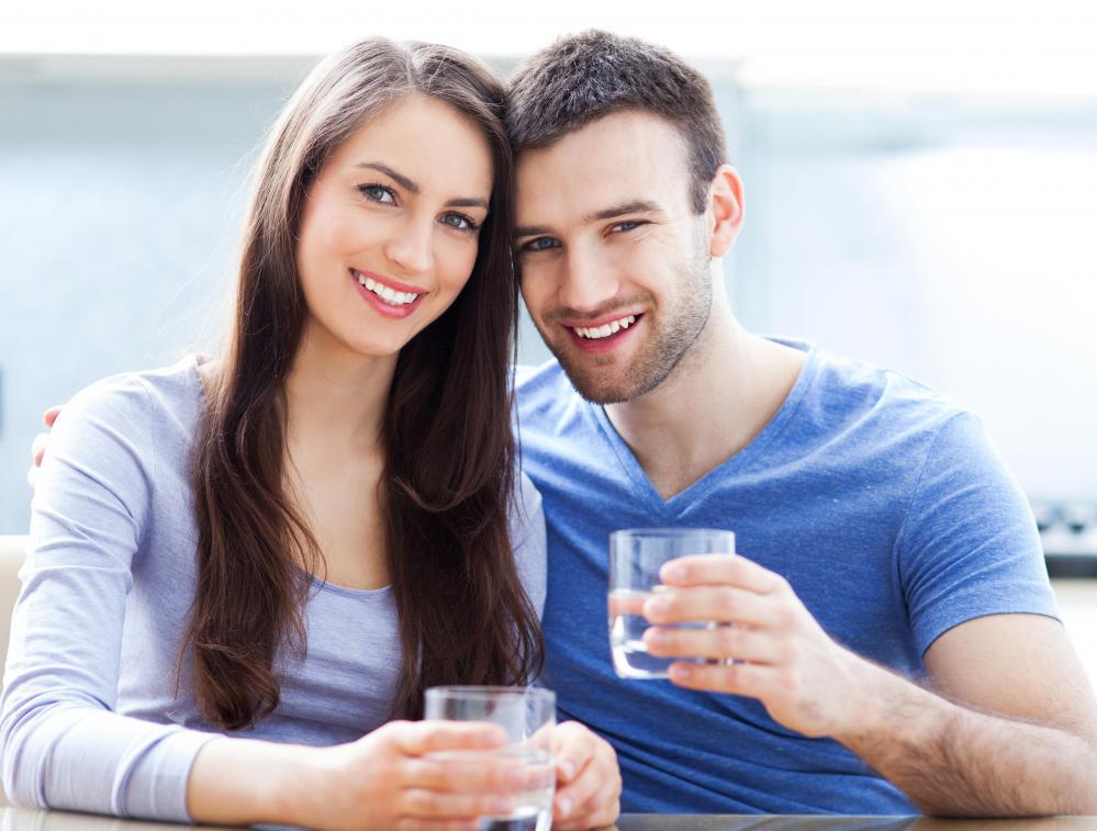 мужчина и женщина держат по стакану с водой