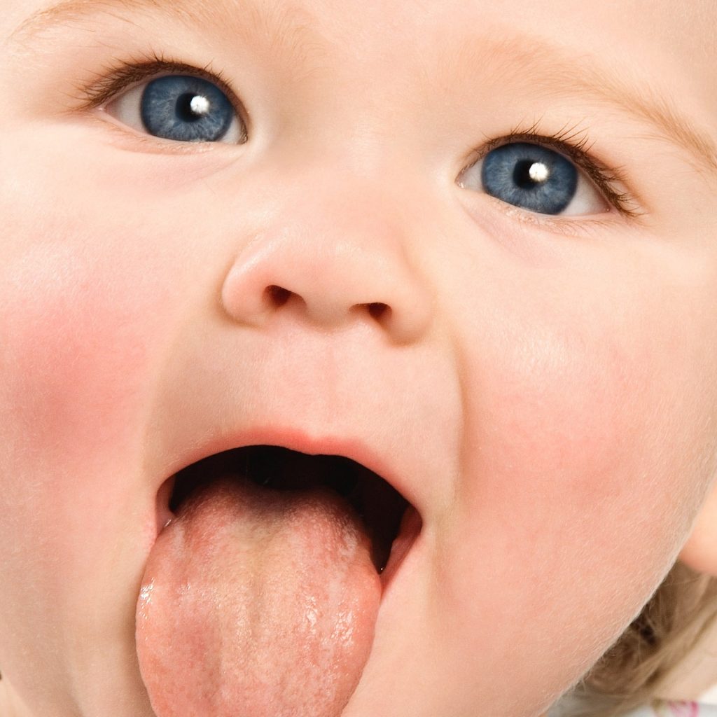 Ребенок с высунутым языком