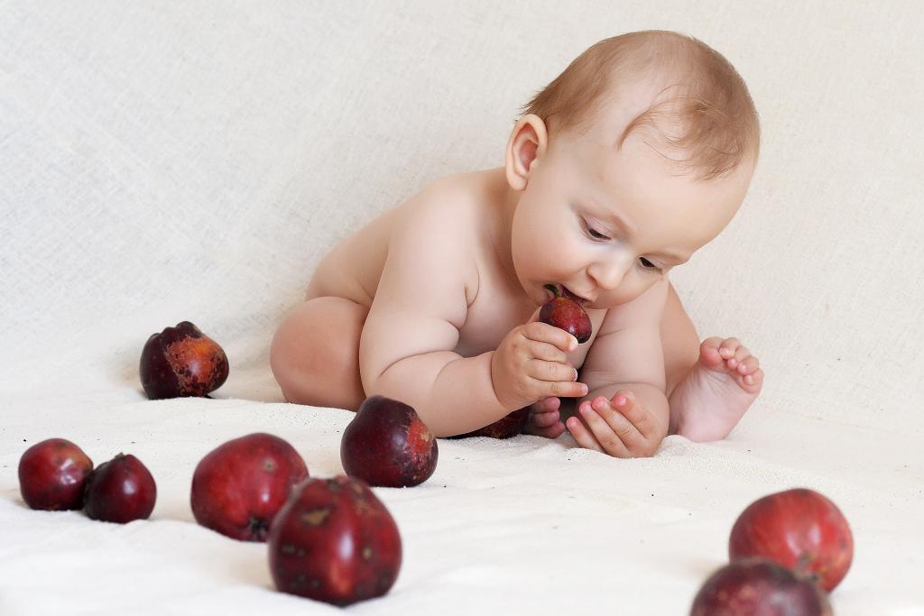 малыш ест яблоки