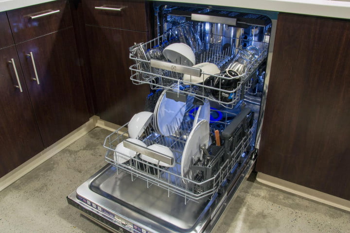 посудомоечная машина с загруженной посудой