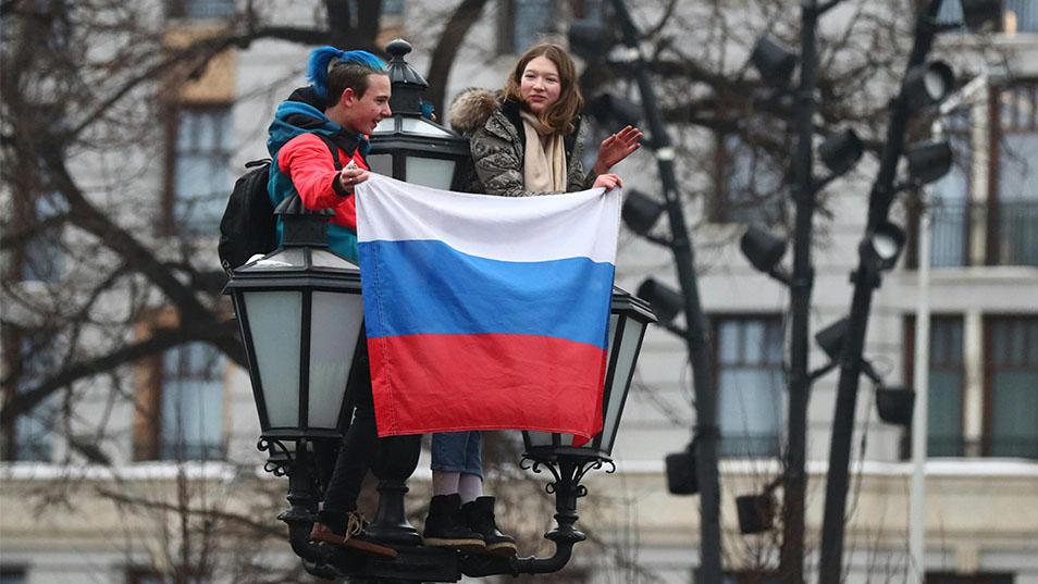 парень и девушка с флагом