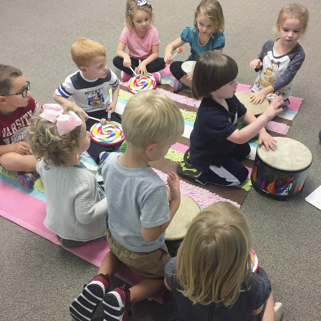 Музыкальная терапия для детей. Музыкальное занятие в садике. Дети на музыкальном занятии. Дошкольники на музыкальном занятии.