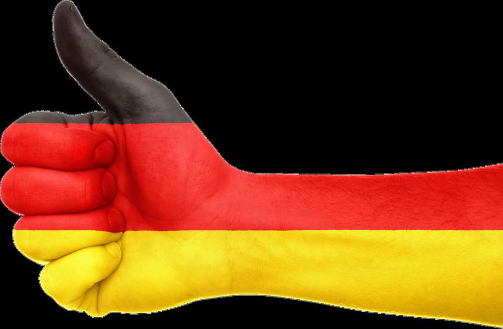рука, раскрашенная, как немецкий флаг