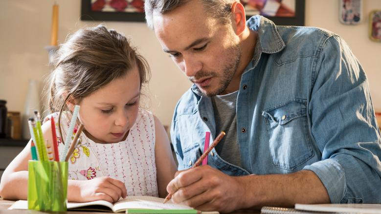 dad draws with daughter