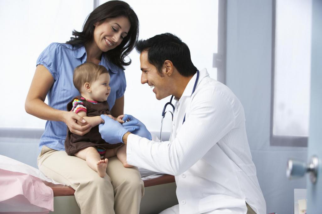 ребенка осматривает врач