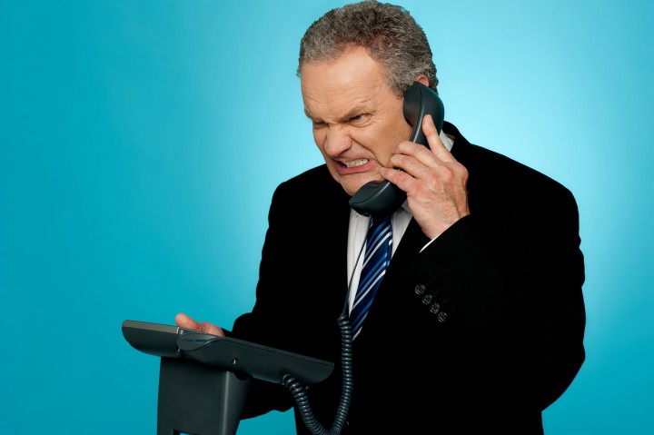 мужчина злится, разговаривая по телефону