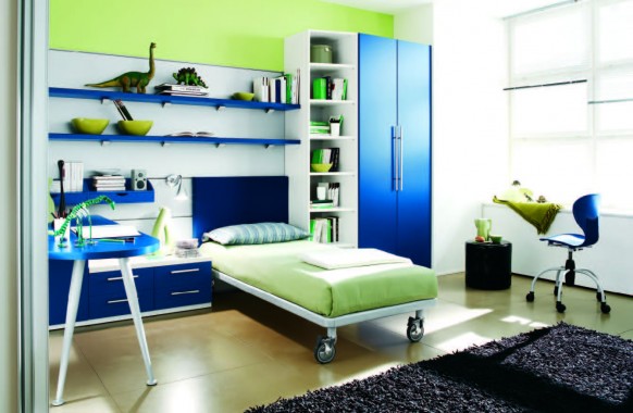 интерьер комнаты с преобладанием синего и зеленого цвета