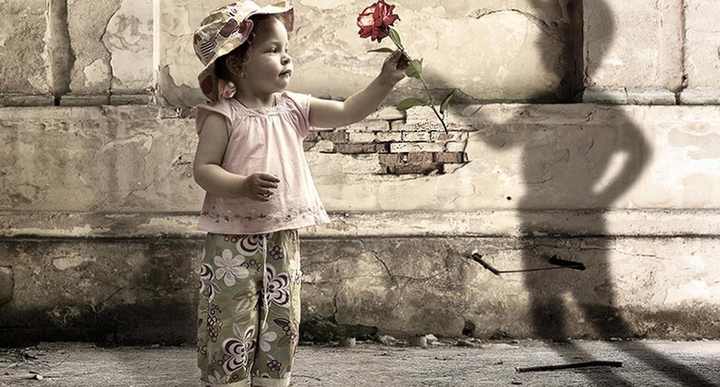 девочке дарит цветок воображаемый мальчик