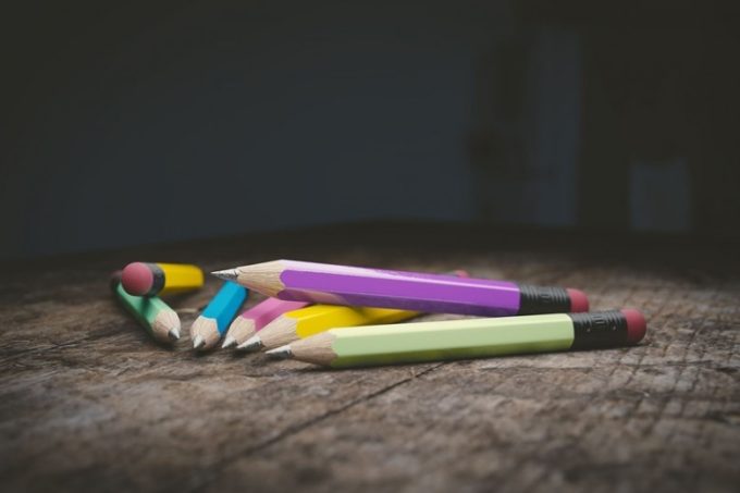 цветные карандаши на столе