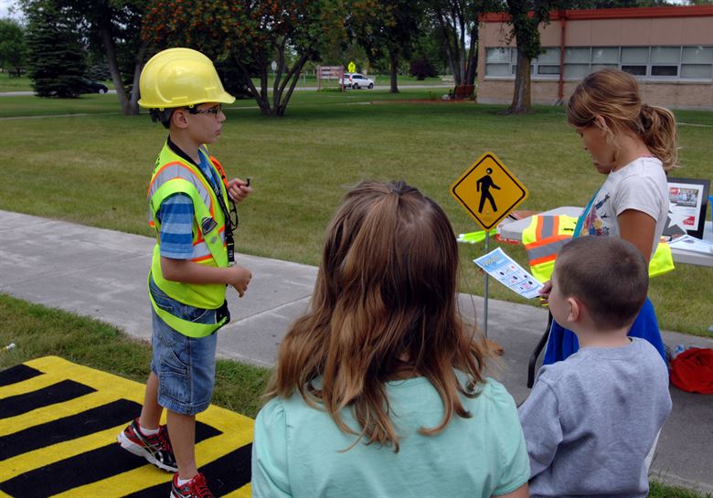 дети учат правила дорожного движения