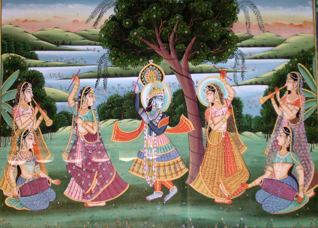 женщины танцуют перед божеством