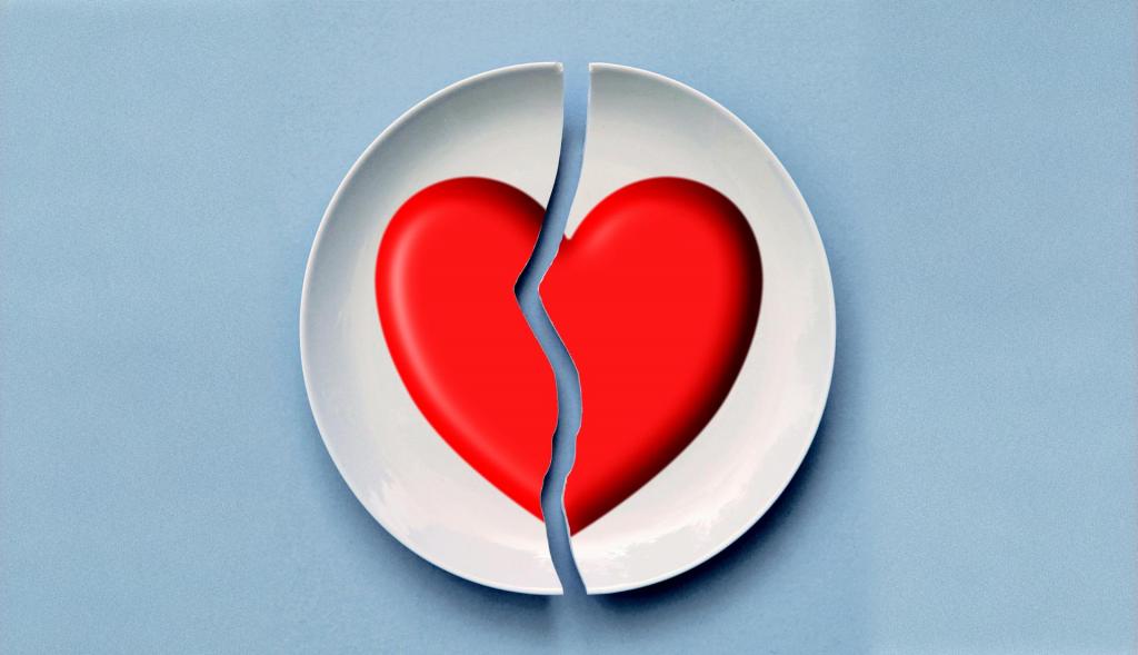 broken plate with the image of the heart