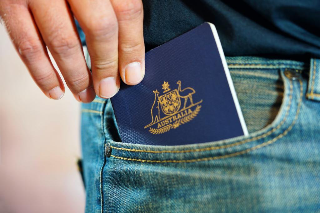 австралийский паспорт в кармане